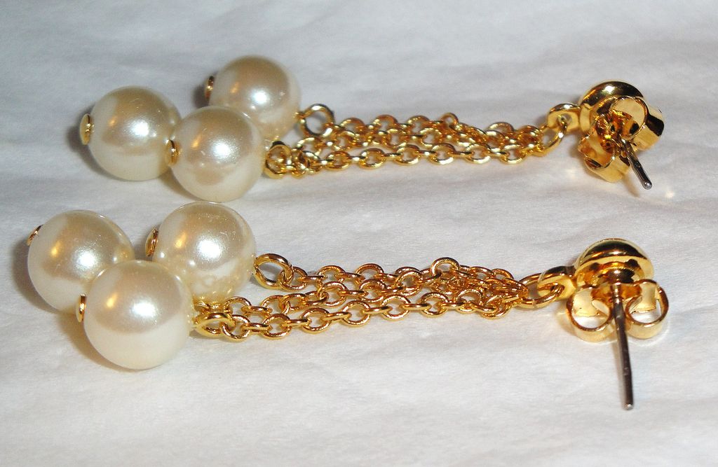 Avon "Pearly Cluster Dangle" Pierced Earrings ~ 3 pearls on gold-tone chain Avon "Pearly Cluster Dangle" Pierced Earrings ~ 3 pearls on gold-tone chain