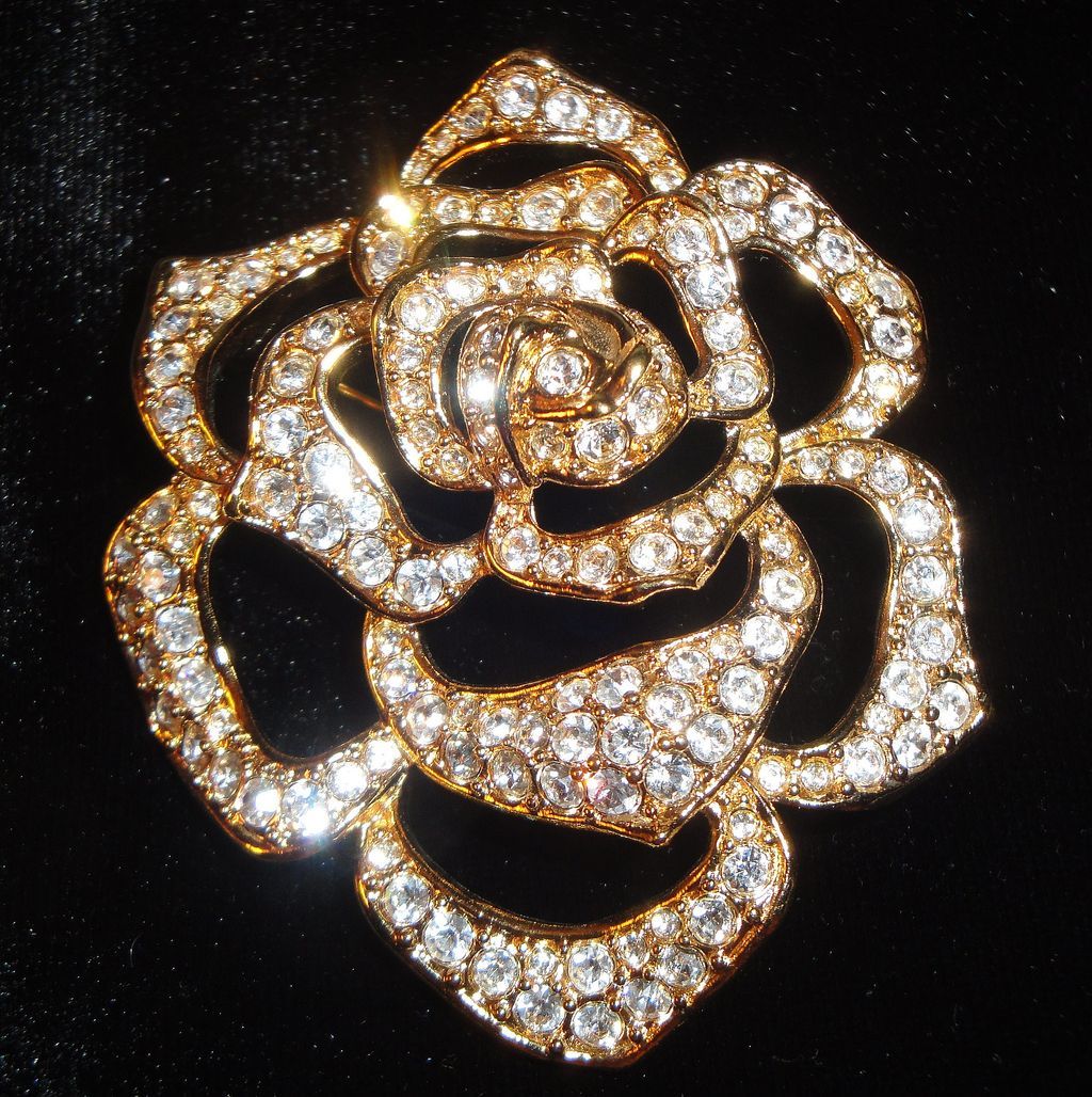 "Pave Crystal Rose Collection" brooch/pin from the Avon Elizabeth Taylor Signed Collection "Pave Crystal Rose Collection" brooch/pin from the Avon Elizabeth Taylor Signed Collection