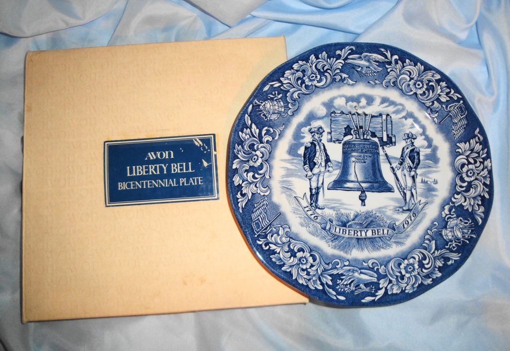 Avon's Special Edition Plates " LIBERTY BELL" & "INDEPENDENCE HALL" Commemorating the 200th Birthday of the USA Avon's Special Edition Plates " LIBERTY BELL" & "INDEPENDENCE HALL" Commemorating the 200th Birthday of the USA
