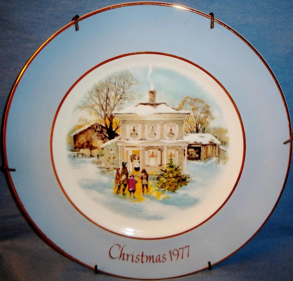 Vintage Avon 1977 "Carollers in the Snow" 5th Edition Collector Christmas Plate Vintage Avon 1977 "Carollers in the Snow" 5th Edition Collector Christmas Plate