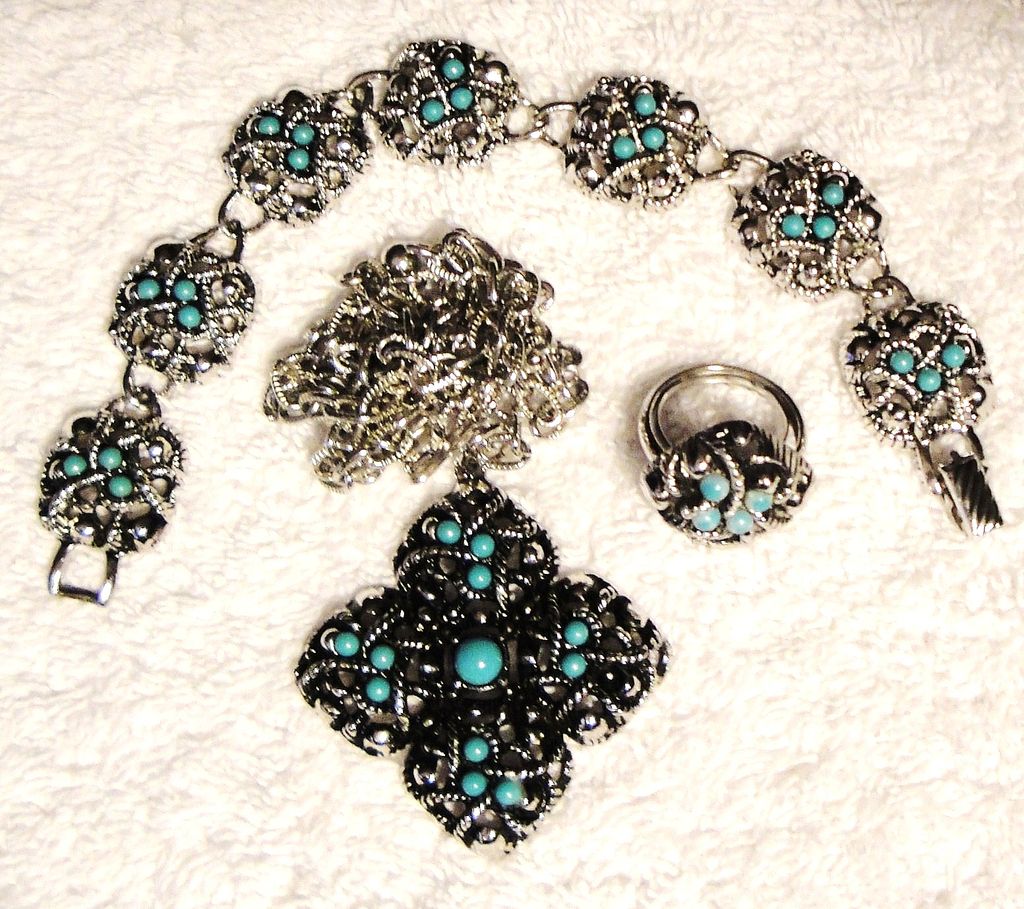 Vintage Signed Avon "Sierra Collection" Necklace ~ antique silver ~ turquoise accents Vintage Signed Avon "Sierra Collection" Necklace ~ antique silver ~ turquoise accents