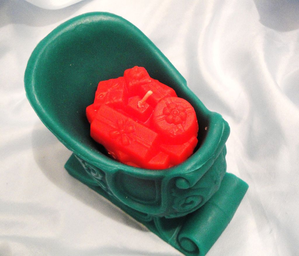 Vintage Signed Avon 1975 Christmas "Sleigh Light Bayberry Frangrance Candle" ~ new in box ~ green sleigh ~ red candle Vintage Signed Avon 1975 Christmas "Sleigh Light Bayberry Frangrance Candle" ~ new in box ~ green sleigh ~ red candle