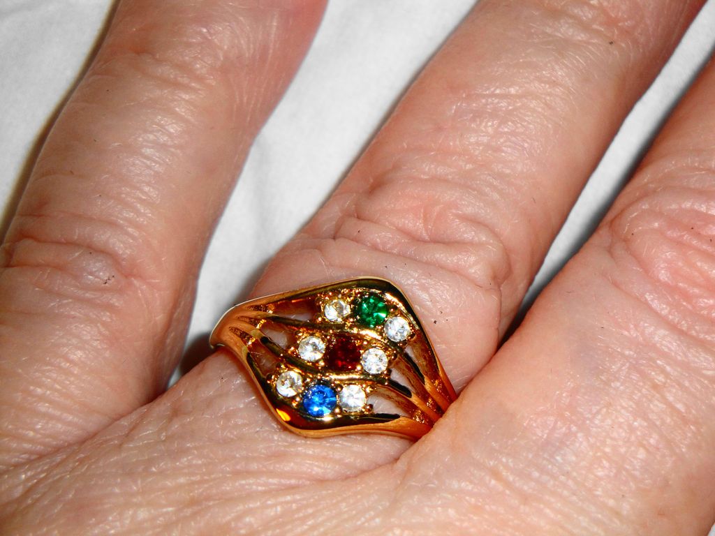 Vintage Signed Avon 1992 "Sparkling Wave" Ring ~ Size 10 Vintage Signed Avon 1992 "Sparkling Wave" Ring ~ Size 10