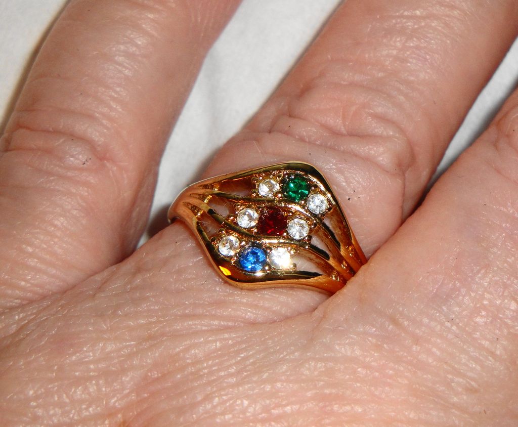 Vintage Signed Avon 1992 "Sparkling Wave" Ring ~ Size 10 Vintage Signed Avon 1992 "Sparkling Wave" Ring ~ Size 10