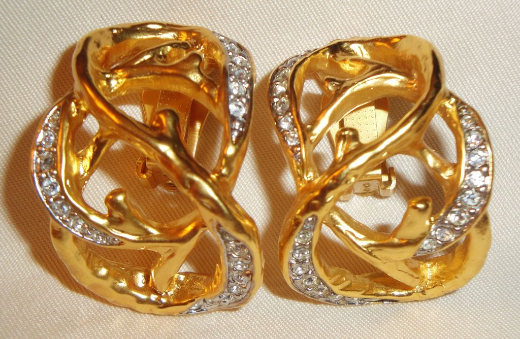 Avon Liz Taylor 1994 "Treasured Vine Collection" Clip Earrings from the Avon Elizabeth Taylor Collection Clip Earrings Avon Liz Taylor 1994 "Treasured Vine Collection" Clip Earrings from the Avon Elizabeth Taylor Collection Clip Earrings