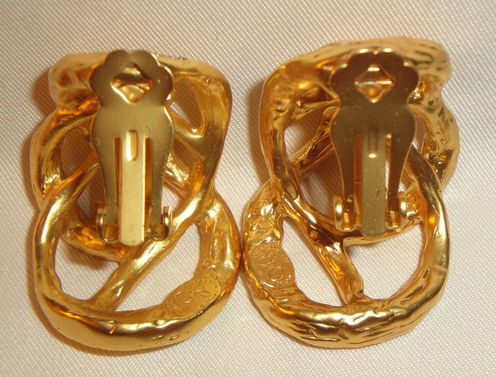 Avon Liz Taylor 1994 "Treasured Vine Collection" Clip Earrings from the Avon Elizabeth Taylor Collection Clip Earrings Avon Liz Taylor 1994 "Treasured Vine Collection" Clip Earrings from the Avon Elizabeth Taylor Collection Clip Earrings