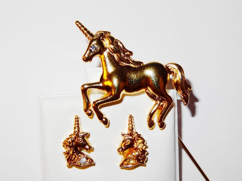 Avon 1989 Demi Parure "Unicorn Collection" ~ Stick pin and Pierced Earrings Avon 1989 Demi Parure "Unicorn Collection" ~ Stick pin and Pierced Earrings