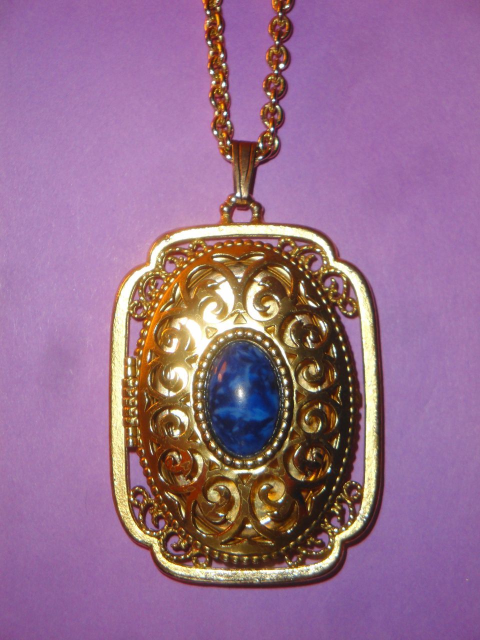 Vintage Signed Avon 1973 "Yesteryear Picture Locket" Pendant Necklace Vintage Signed Avon 1973 "Yesteryear Picture Locket" Pendant Necklace