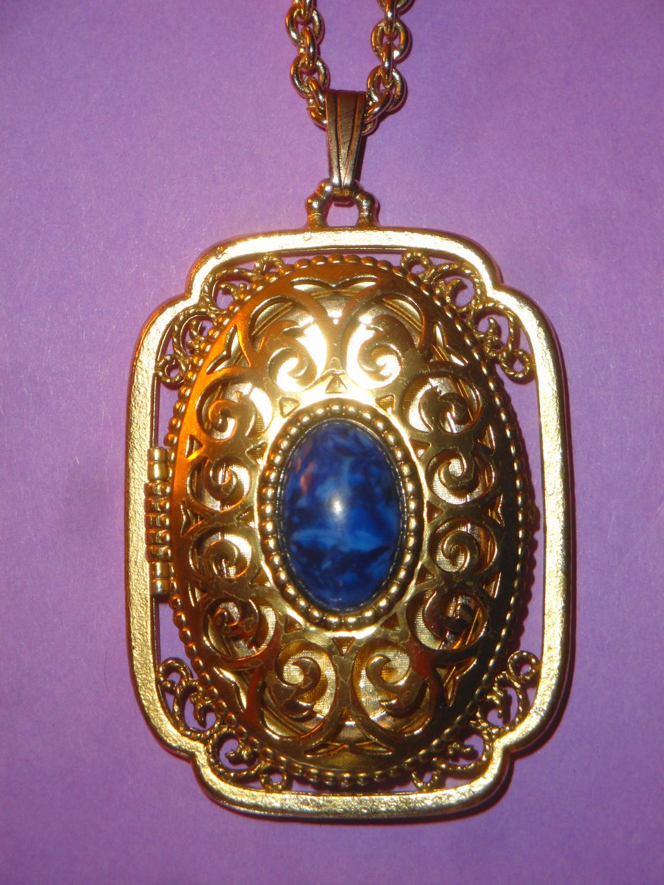 Vintage Signed Avon 1973 "Yesteryear Picture Locket" Pendant Necklace Vintage Signed Avon 1973 "Yesteryear Picture Locket" Pendant Necklace