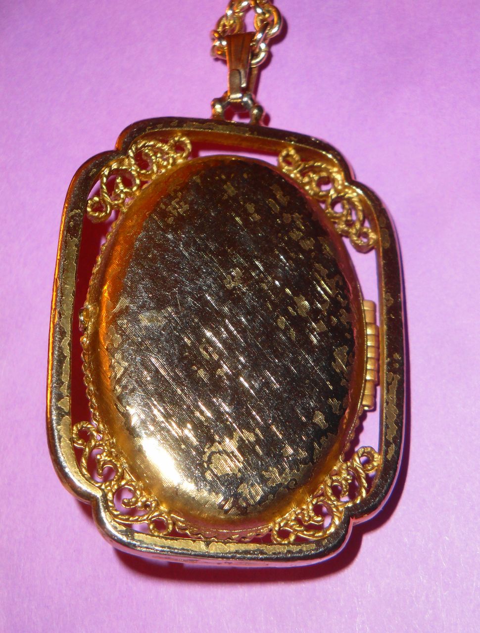Vintage Signed Avon 1973 "Yesteryear Picture Locket" Pendant Necklace Vintage Signed Avon 1973 "Yesteryear Picture Locket" Pendant Necklace