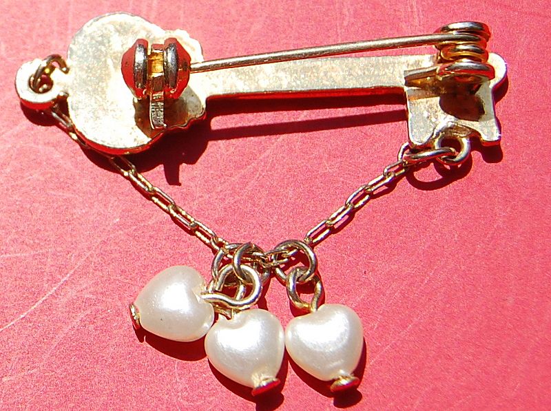 Vintage Gold Tone Faux Pearl Key To My Heart Brooch Vintage Gold Tone Faux Pearl Key To My Heart Brooch