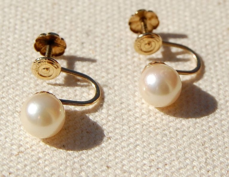 Vintage 14K Gold 7MM Pearl Screw Back Earrings Vintage 14K Gold 7MM Pearl Screw Back Earrings