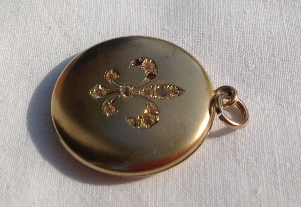 Victorian Gold Filled Paste Rhinestone Fleur D Lis Motif Locket Victorian Gold Filled Paste Rhinestone Fleur D Lis Motif Locket