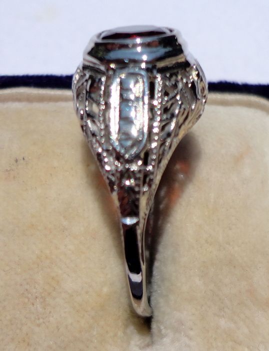 Beautiful Art Deco 18K Gold Filigree Faceted Garnet Ring Beautiful Art Deco 18K Gold Filigree Faceted Garnet Ring