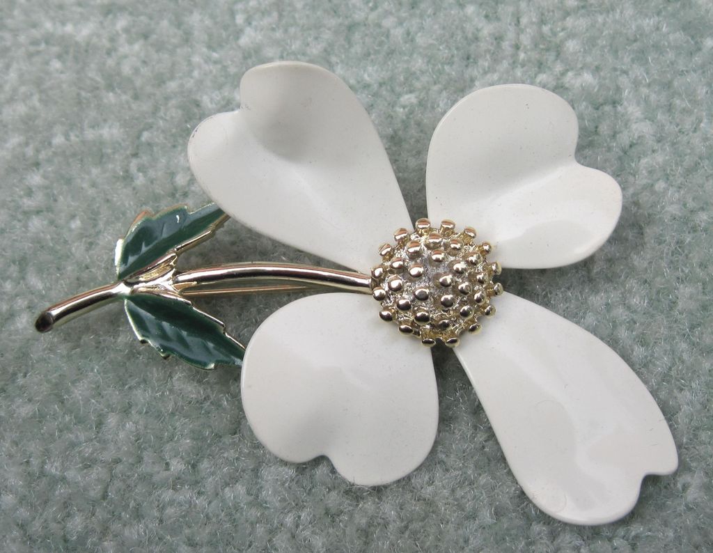 Sarah Coventry White "Dogwood" Pin Sarah Coventry White "Dogwood" Pin