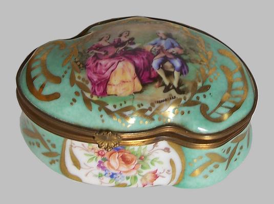 Box Miniature French Porcelain Decorated Courting Scene Box Miniature French Porcelain Decorated Courting Scene