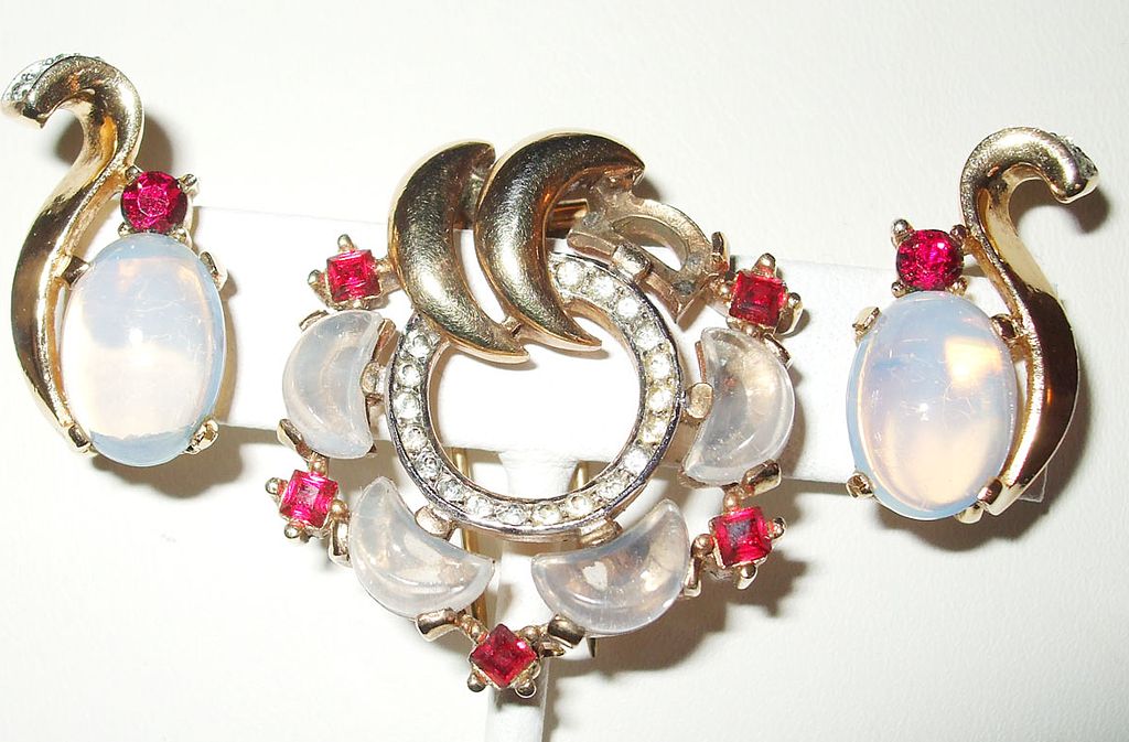 Crown Trifari Clair De Lune Moonstone and Rhinestone Necklace, Bracelet, Brooch, and Earrings Full Parure/Suite Crown Trifari Clair De Lune Moonstone and Rhinestone Necklace, Bracelet, Brooch, and Earrings Full Parure/Suite