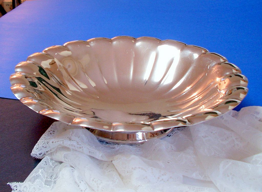 Reed and Barton Scalloped and Fluted Silver Bowl. Reed and Barton Scalloped and Fluted Silver Bowl.