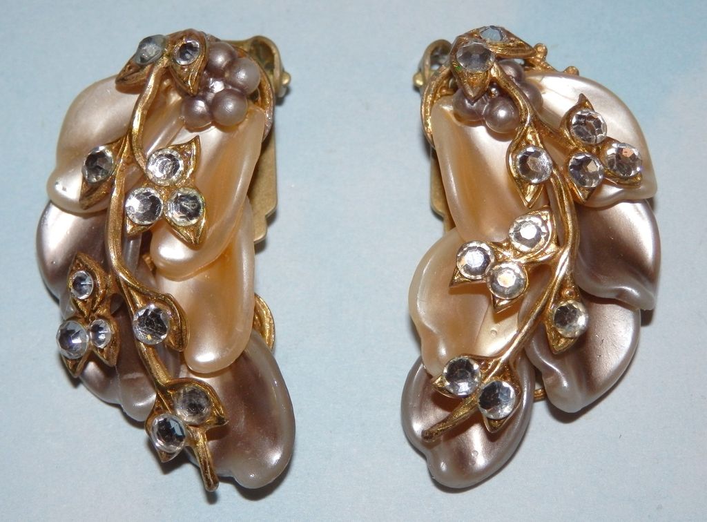 Vintage Clear Rhinestone Cream Tan Plastic Leaf Flower Filigree Earrings Vintage Clear Rhinestone Cream Tan Plastic Leaf Flower Filigree Earrings