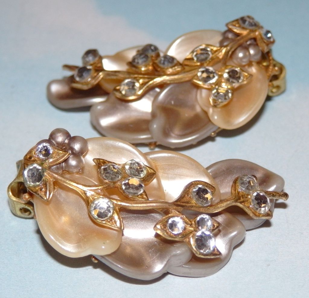 Vintage Clear Rhinestone Cream Tan Plastic Leaf Flower Filigree Earrings Vintage Clear Rhinestone Cream Tan Plastic Leaf Flower Filigree Earrings