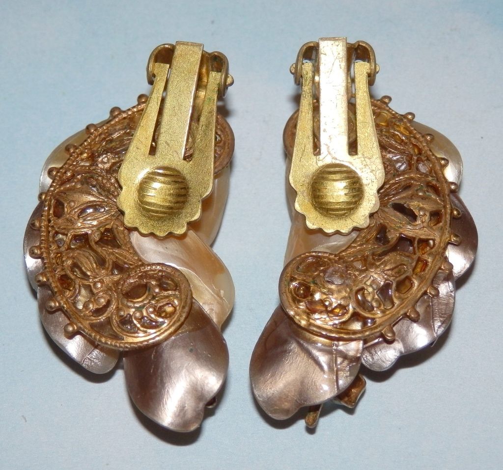 Vintage Clear Rhinestone Cream Tan Plastic Leaf Flower Filigree Earrings Vintage Clear Rhinestone Cream Tan Plastic Leaf Flower Filigree Earrings