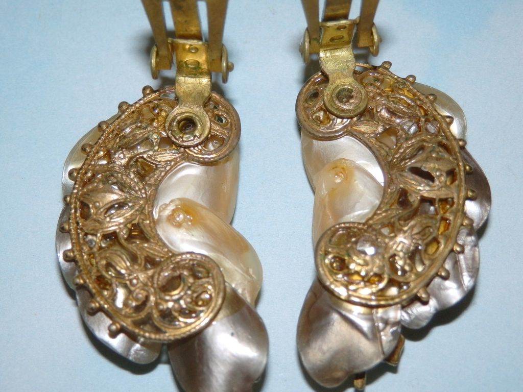 Vintage Clear Rhinestone Cream Tan Plastic Leaf Flower Filigree Earrings Vintage Clear Rhinestone Cream Tan Plastic Leaf Flower Filigree Earrings