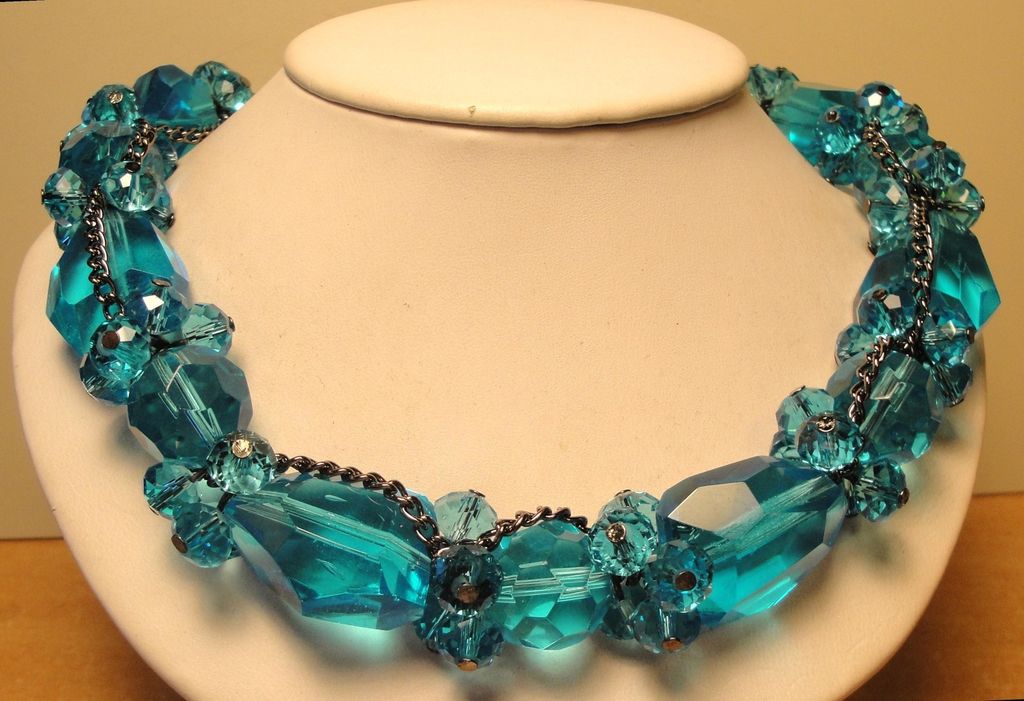Stunning Vintage Chunky Aqua Blue Bead Necklace. Stunning Vintage Chunky Aqua Blue Bead Necklace.