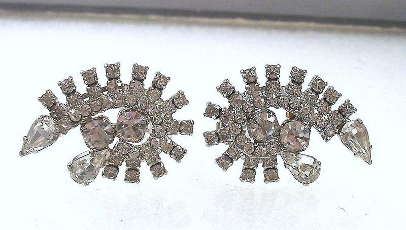 Stunning Vintage Clear Rhinestone Earrings Stunning Vintage Clear Rhinestone Earrings