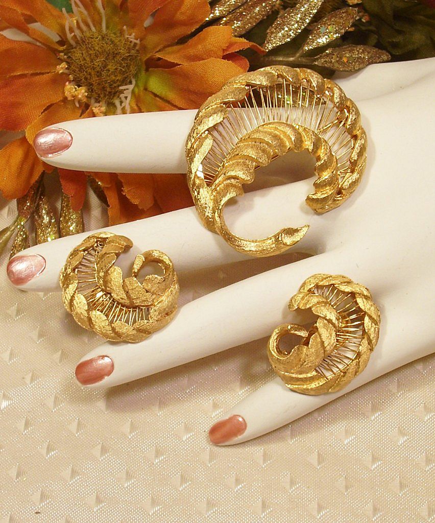 Monet Gold-tone Plume Wire Pin Earring Set Monet Gold-tone Plume Wire Pin Earring Set