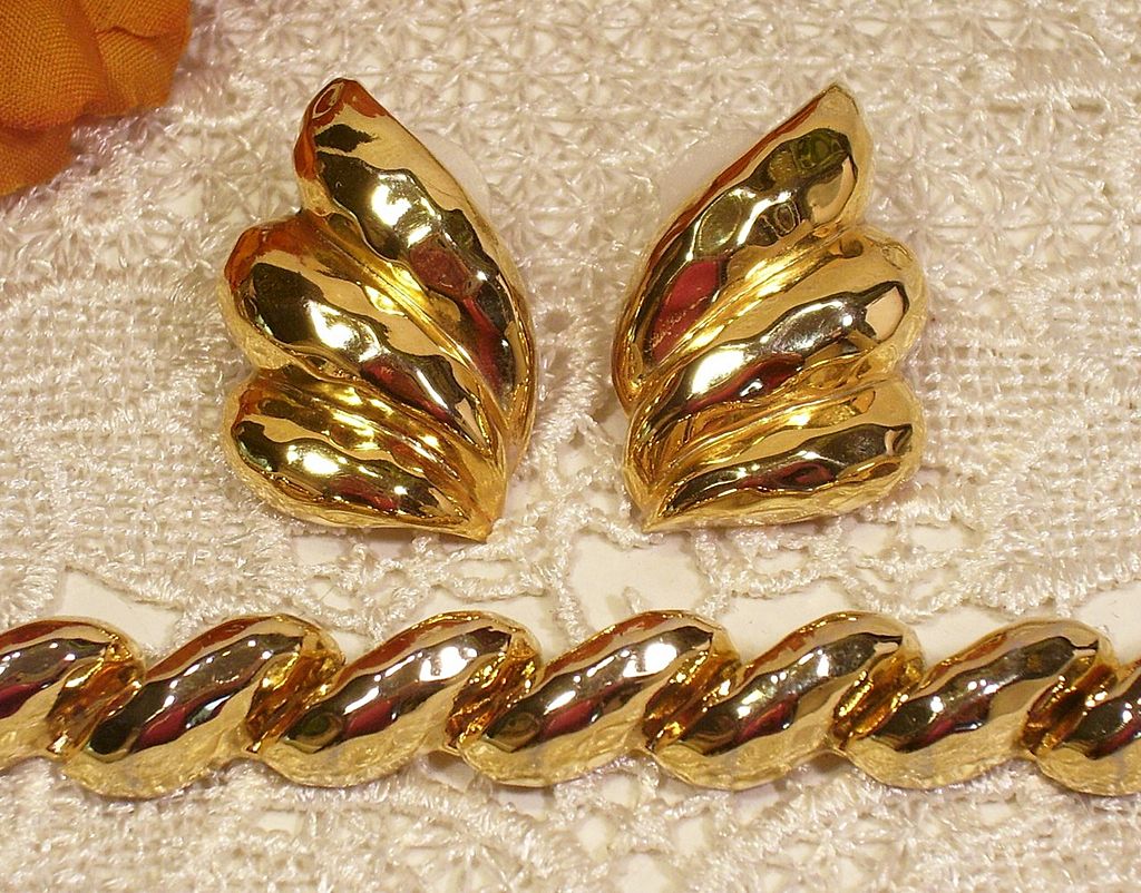 Park Lane Gold-tone Hammered Bracelet Earring Set! Park Lane Gold-tone Hammered Bracelet Earring Set!