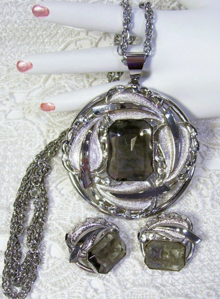 List on E-Bay Silvery Large Smokey Rhinestone Necklace Set List on E-Bay Silvery Large Smokey Rhinestone Necklace Set