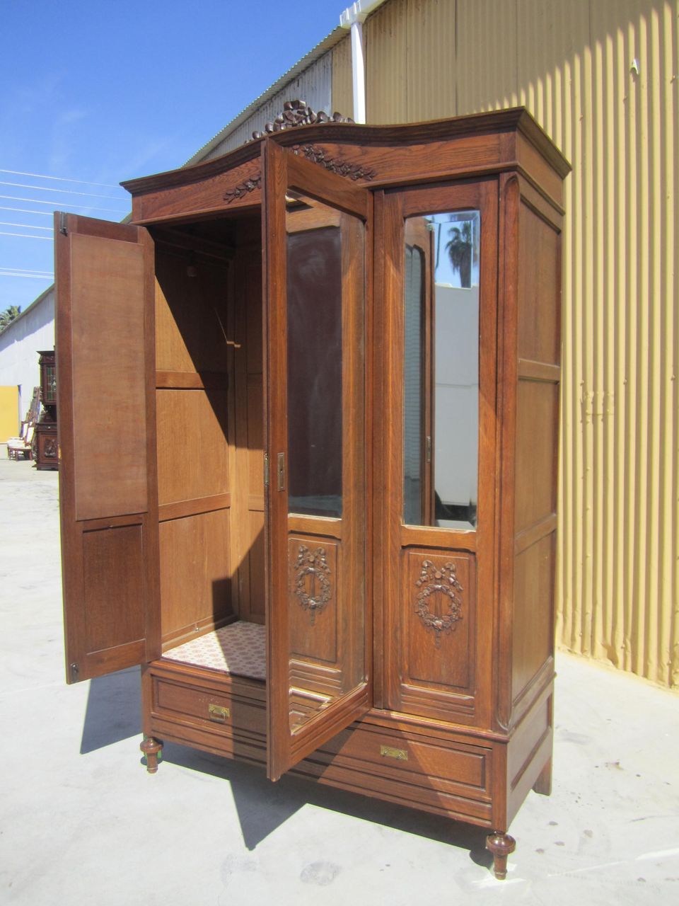 Antique Furniture French Antique Armoire! Antique Furniture French Antique Armoire!