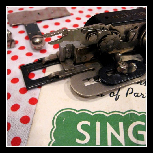 SINGER Featherweight 221, 222K sewing machine attachment makes Buttonholes SINGER Featherweight 221, 222K sewing machine attachment makes Buttonholes
