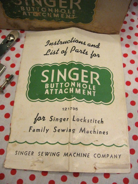 SINGER Featherweight 221, 222K sewing machine attachment makes Buttonholes SINGER Featherweight 221, 222K sewing machine attachment makes Buttonholes