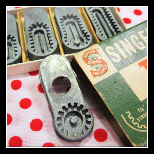 Singer 221 301 Buttonhole sewing machine attachment EXTRAS + eyelet Singer 221 301 Buttonhole sewing machine attachment EXTRAS + eyelet