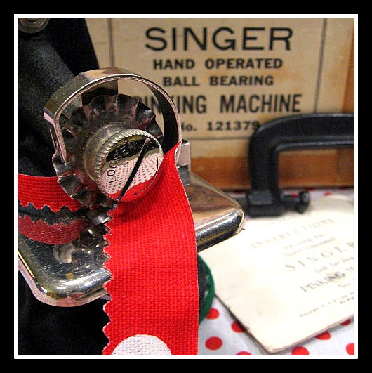 Vintage Singer Sewing PINKER Hand Crank Pinking machine Vintage Singer Sewing PINKER Hand Crank Pinking machine