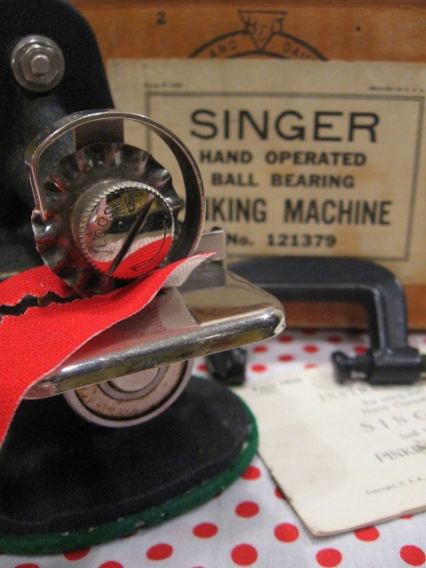 Vintage Singer Sewing PINKER Hand Crank Pinking machine Vintage Singer Sewing PINKER Hand Crank Pinking machine