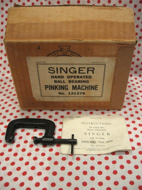 Vintage Singer Sewing PINKER Hand Crank Pinking machine Vintage Singer Sewing PINKER Hand Crank Pinking machine
