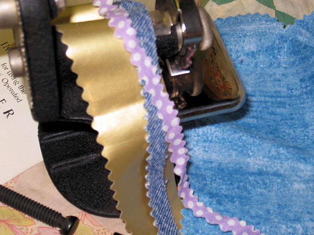 Vintage Singer Sewing PINKER Hand Crank Pinking machine Vintage Singer Sewing PINKER Hand Crank Pinking machine