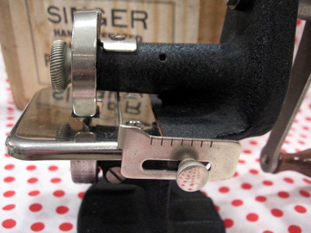 Vintage Singer Sewing PINKER Hand Crank Pinking machine Vintage Singer Sewing PINKER Hand Crank Pinking machine