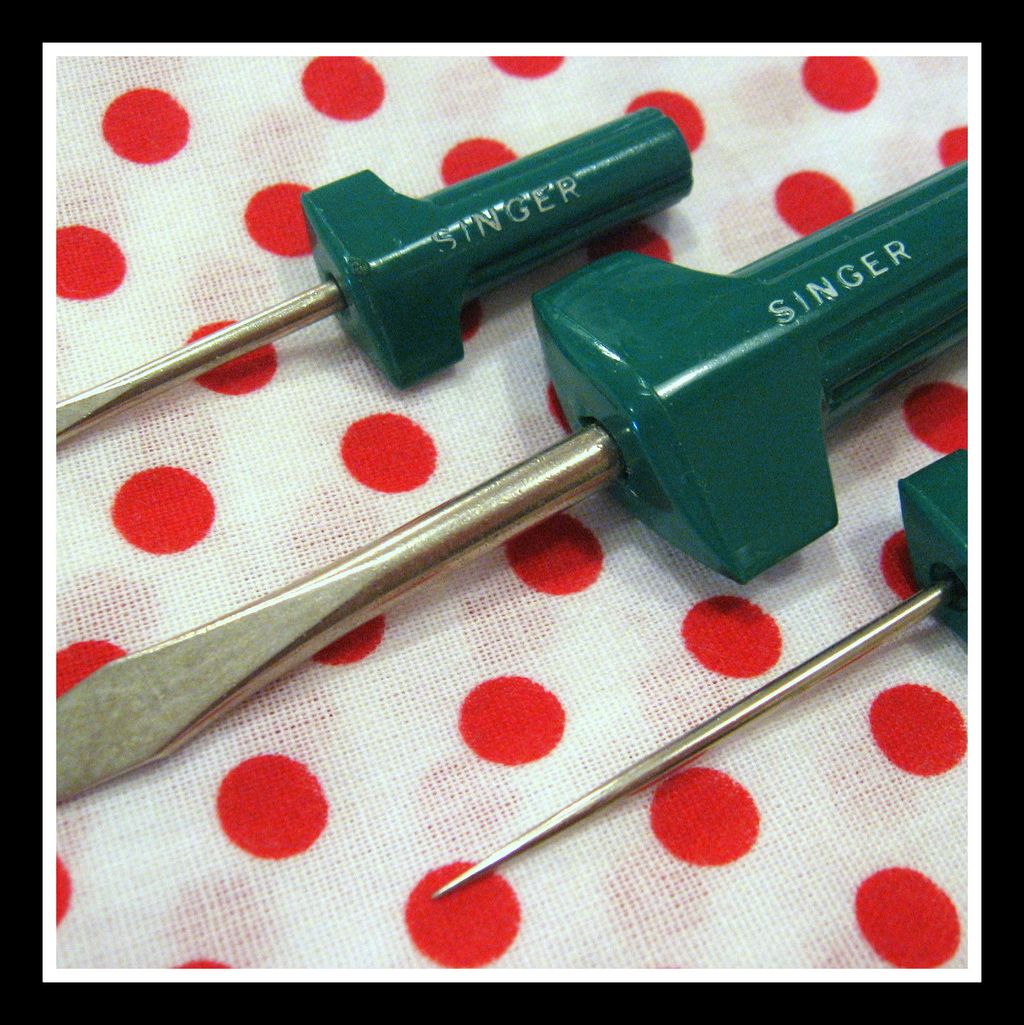 Genuine SINGER Screwdrivers & Stiletto for attachment adjustment & Sewing Machine maintenance Genuine SINGER Screwdrivers & Stiletto for attachment adjustment & Sewing Machine maintenance