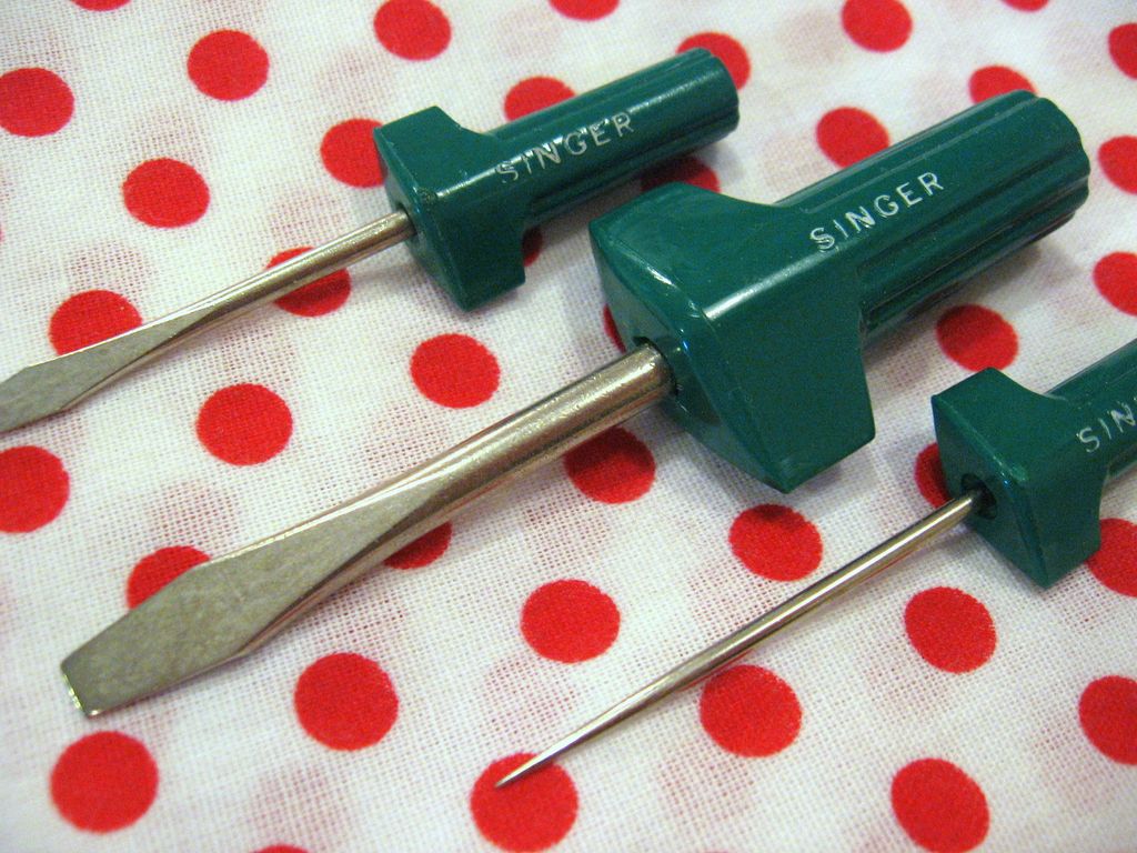 Genuine SINGER Screwdrivers & Stiletto for attachment adjustment & Sewing Machine maintenance Genuine SINGER Screwdrivers & Stiletto for attachment adjustment & Sewing Machine maintenance