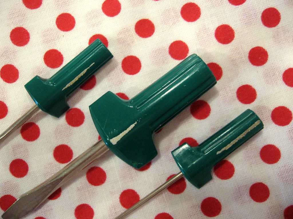 Genuine SINGER Screwdrivers & Stiletto for attachment adjustment & Sewing Machine maintenance Genuine SINGER Screwdrivers & Stiletto for attachment adjustment & Sewing Machine maintenance