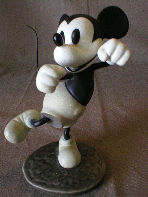 Walt Disney Classic Collection - Mickey Mouse - Bisque Sculpture Walt Disney Classic Collection - Mickey Mouse - Bisque Sculpture