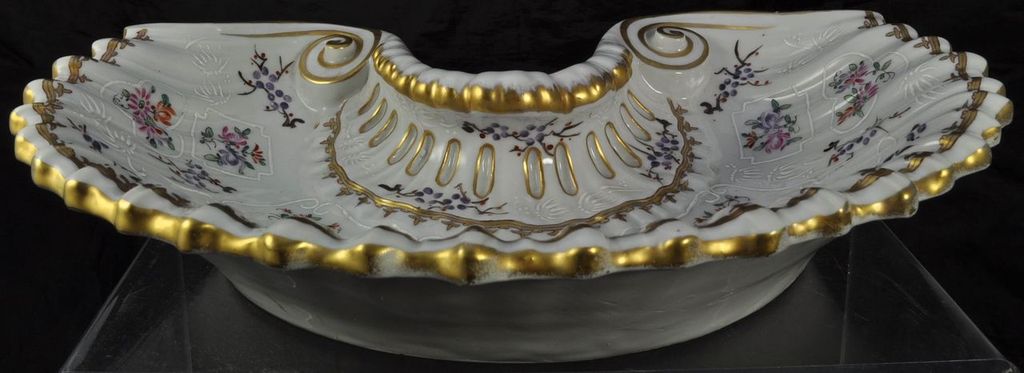 Antique Samson Gilt and HP Shell Form Armorial Curved Console Bowl Antique Samson Gilt and HP Shell Form Armorial Curved Console Bowl