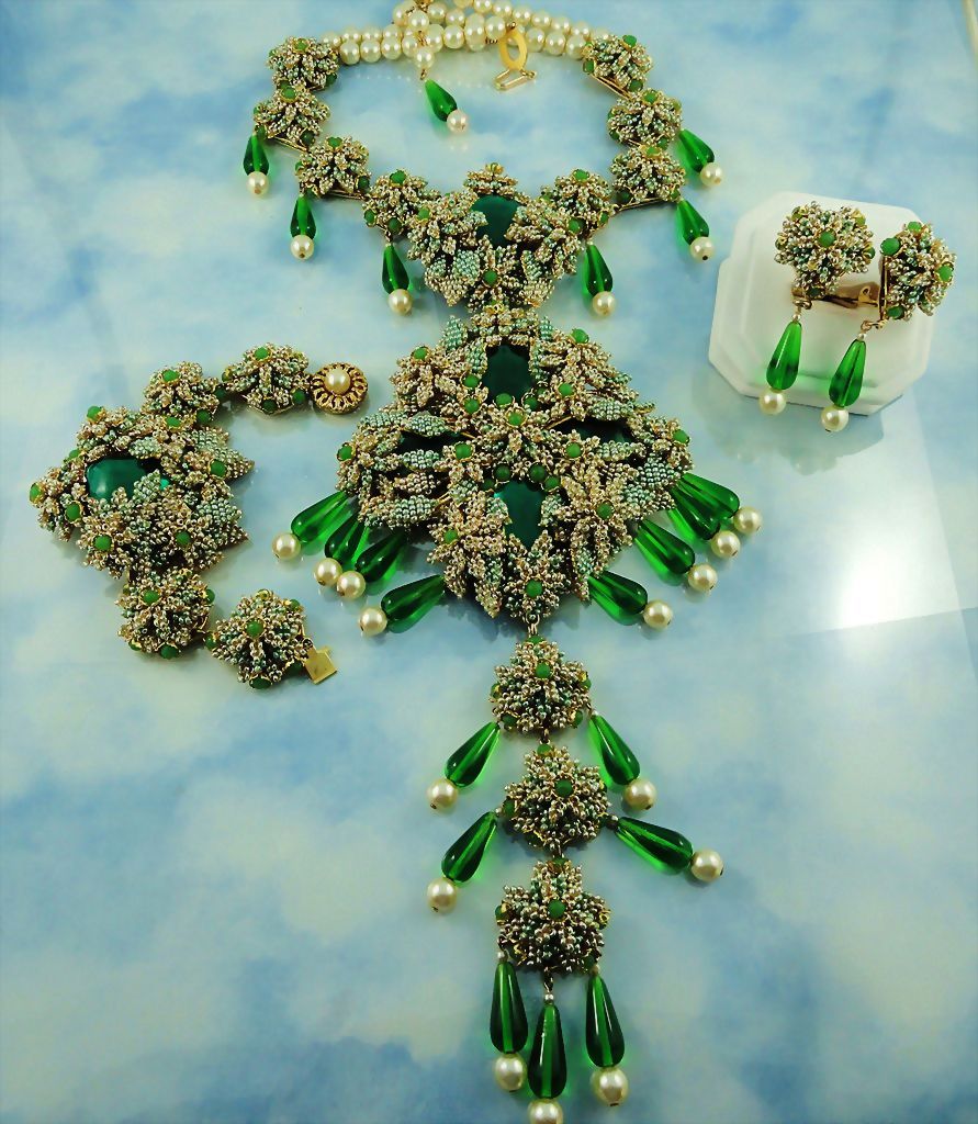 Massive Signed Stanley Hagler Bib Front "Pools Of Emerald Green" Grand Parure Massive Signed Stanley Hagler Bib Front "Pools Of Emerald Green" Grand Parure