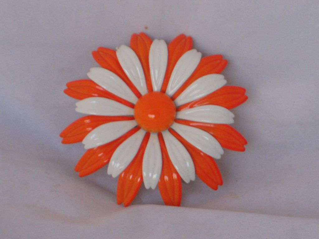 Very Sixties Large Daisy Pin GORGEOUS! Very Sixties Large Daisy Pin GORGEOUS!