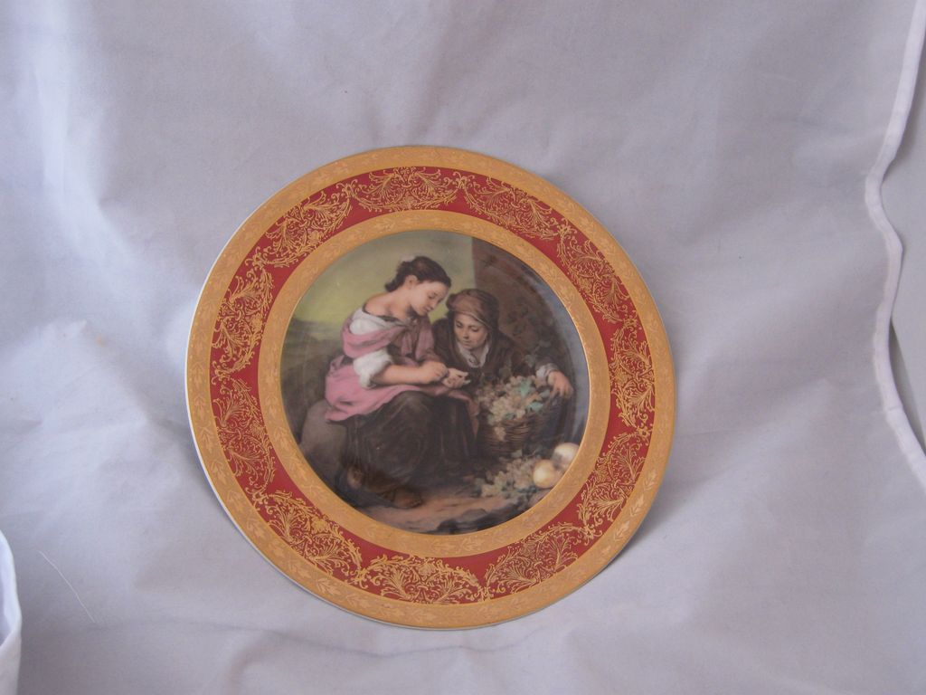 Vintage 8 1/2 inch Spanish "Guillen" Porcelain Portrait Plate Vintage 8 1/2 inch Spanish "Guillen" Porcelain Portrait Plate