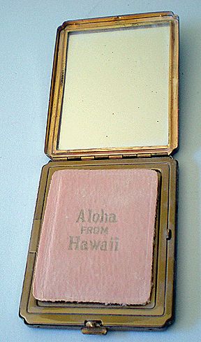 Vintage Hawaiian Compact With Hula Girl & Royal Crest Vintage Hawaiian Compact With Hula Girl & Royal Crest