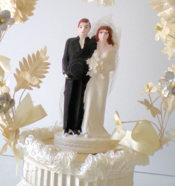 Vintage 1940s Wedding Cake Top Bride & Groom Lovely Base Vintage 1940s Wedding Cake Top Bride & Groom Lovely Base